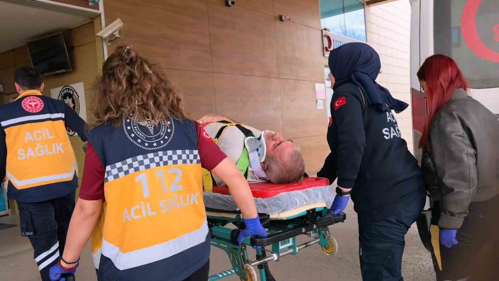 Çöken çatıdan düşen usta yaralandı
