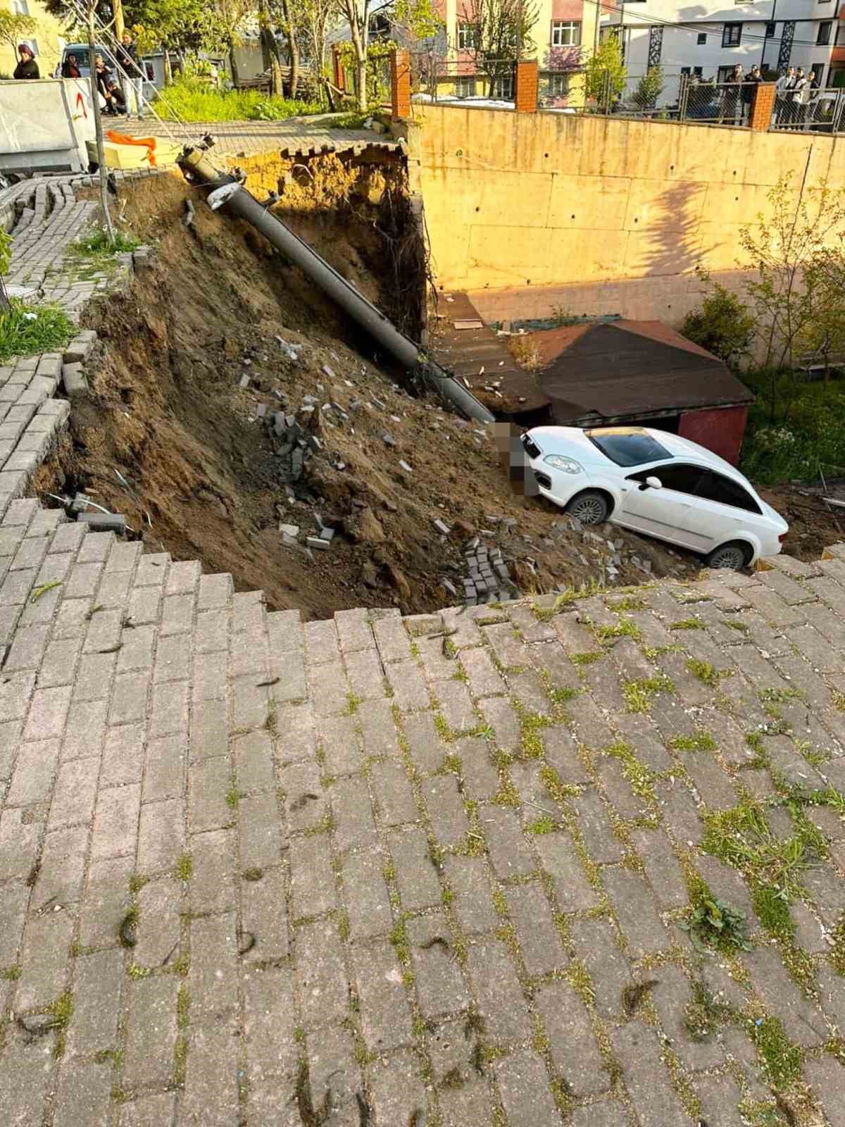 Çöken duvarla birlikte otomobil okul bahçesine düştü
