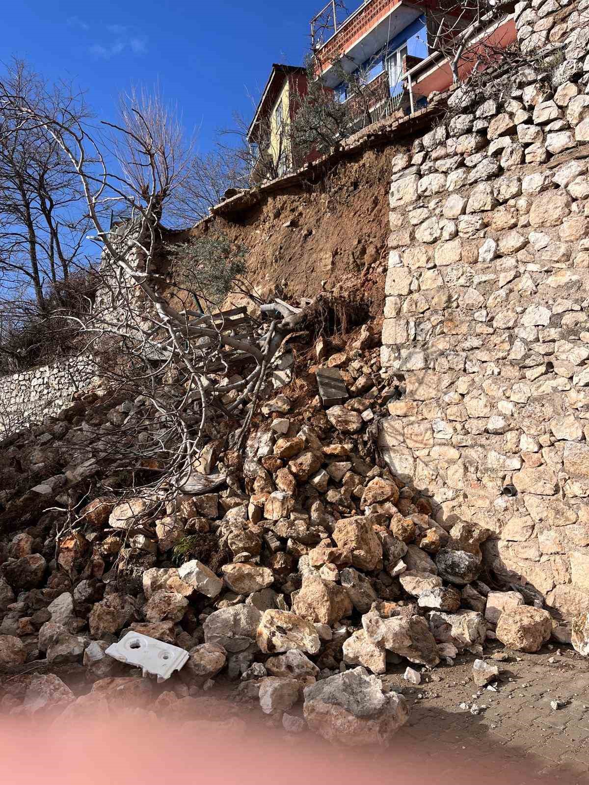 Çöken istinat duvarı iki aracı yuttu
