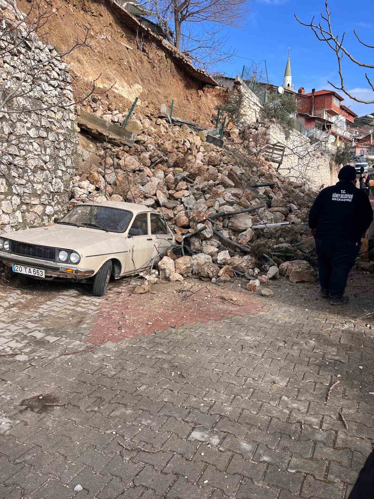 Çöken istinat duvarı iki aracı yuttu
