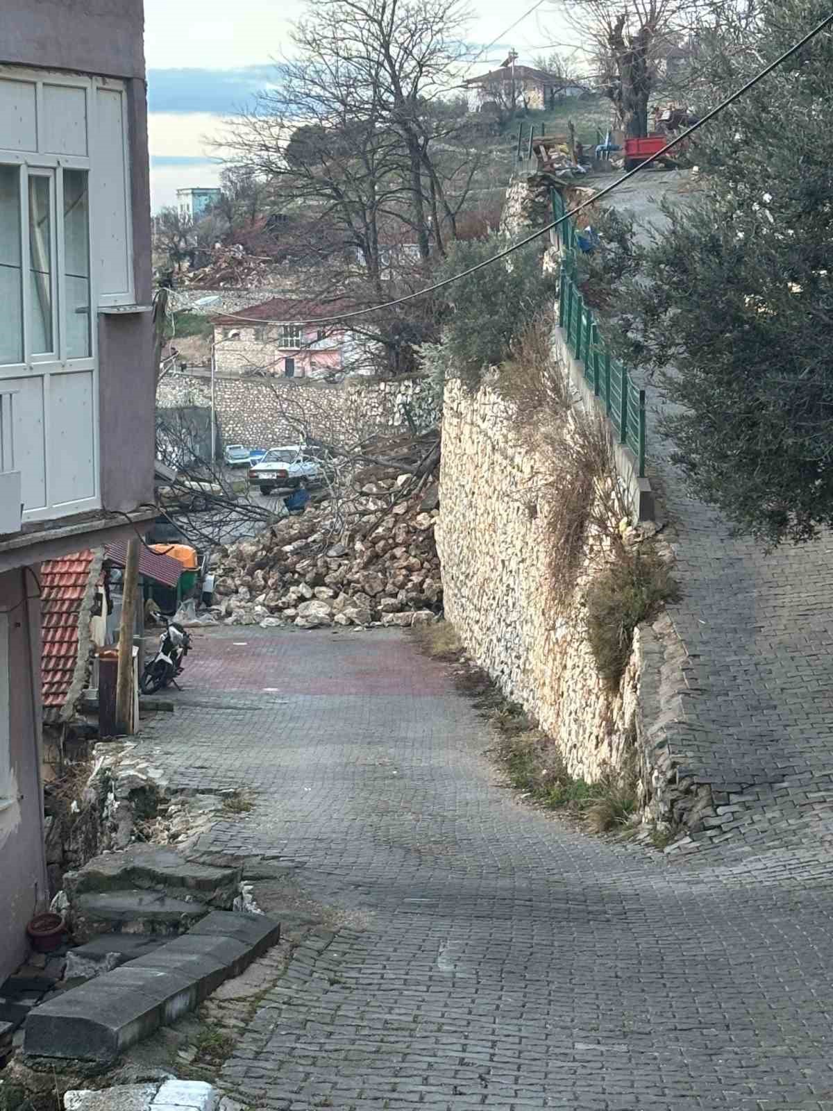 Çöken istinat duvarı iki aracı yuttu
