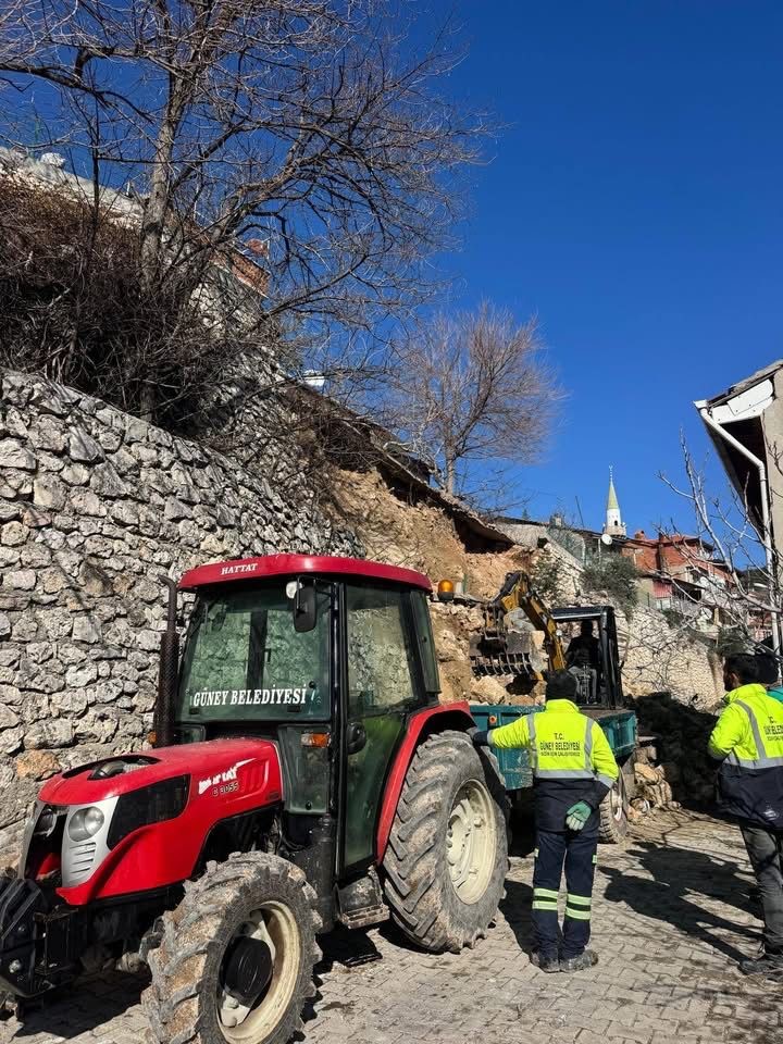 Çöken istinat duvarı iki aracı yuttu
