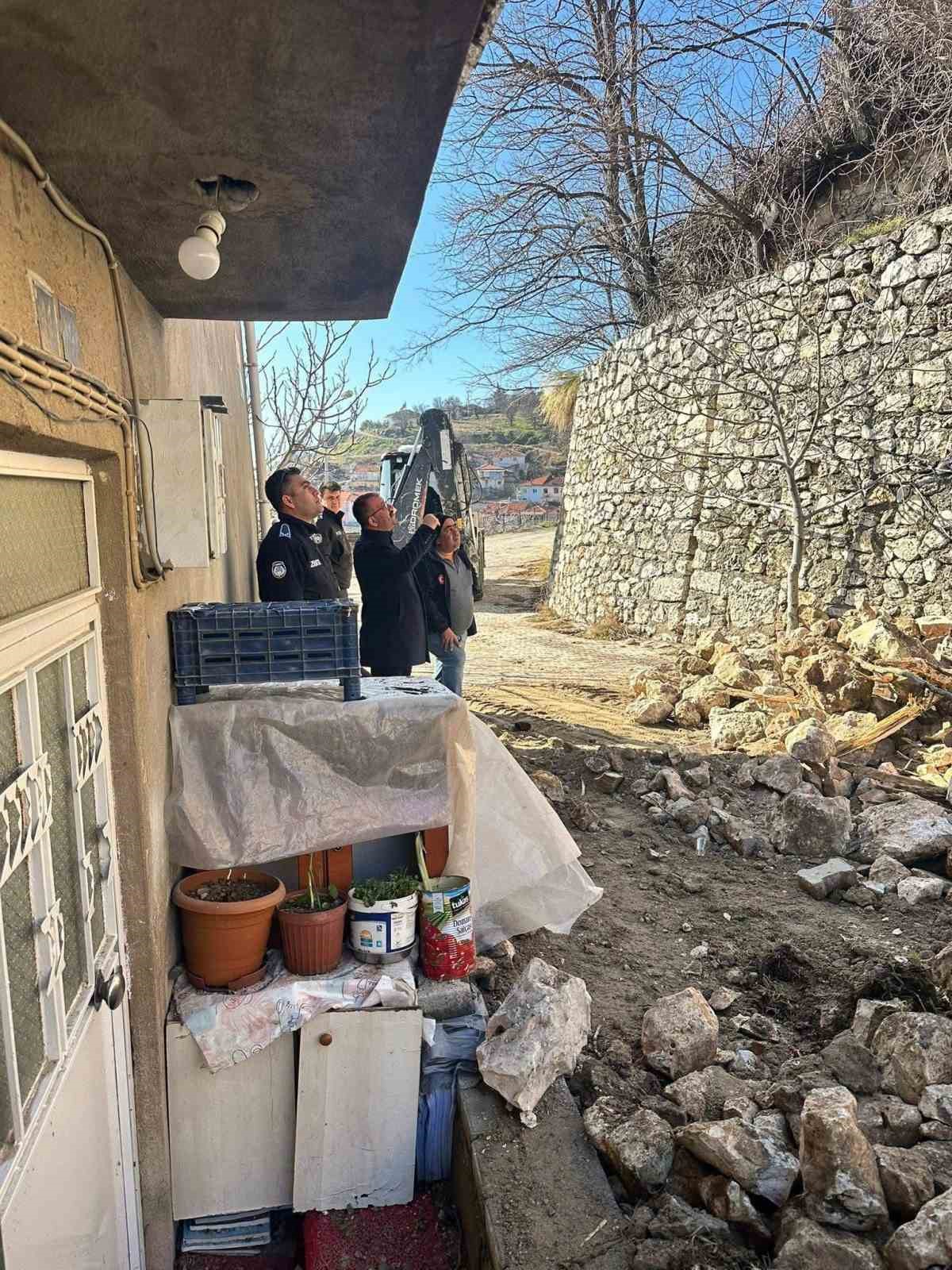 Çöken istinat duvarı iki aracı yuttu
