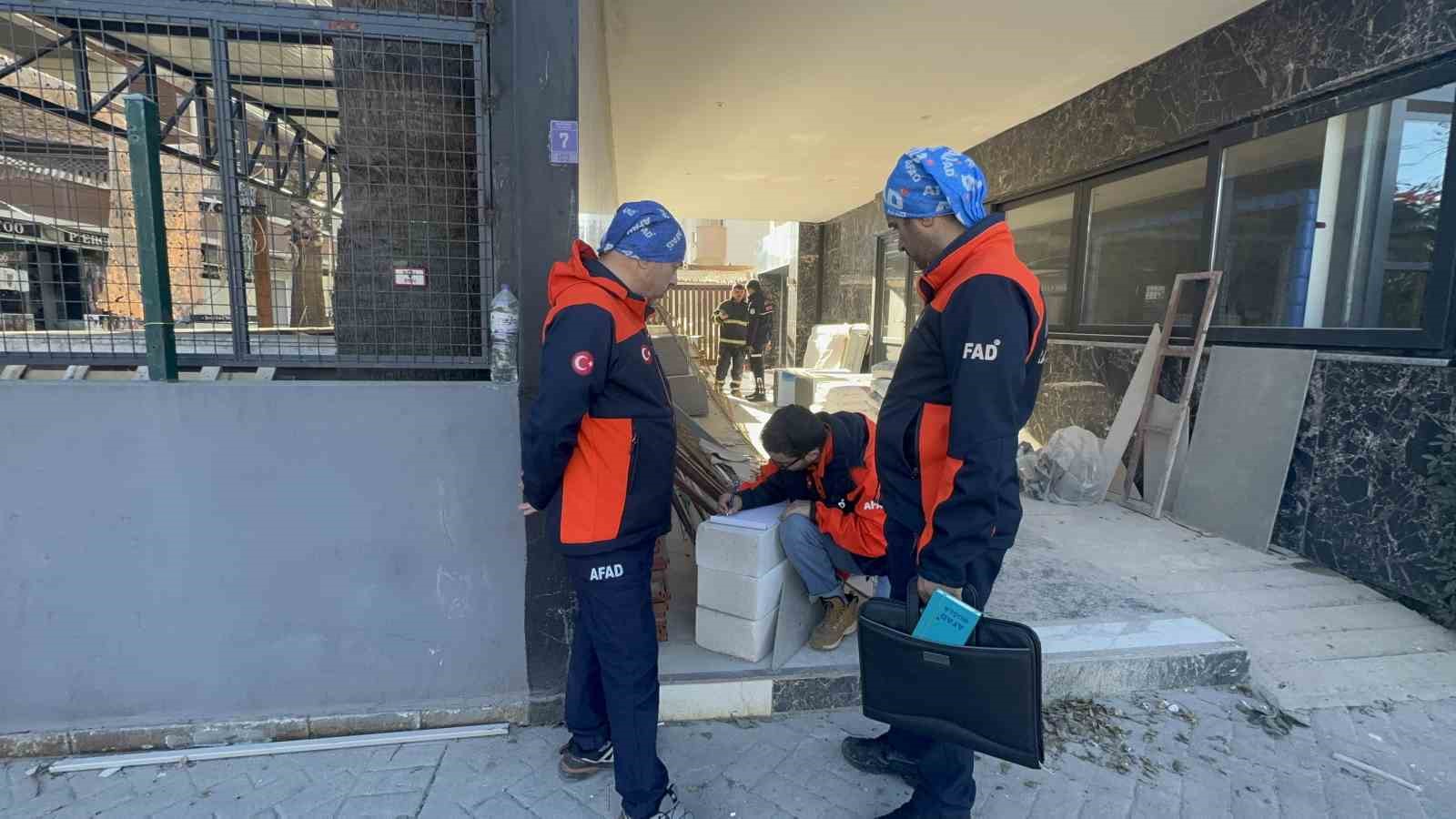 Çöken otelde işçiler 2 saat önce fark edip, çalışmayı sonlandırmış
