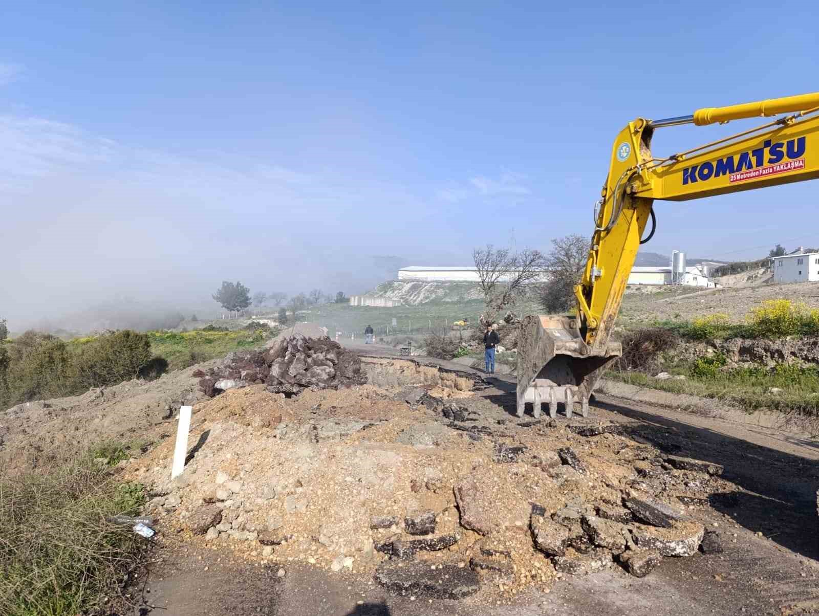 Çöken Selendi-Kula eski yolunda çalışmalar devam ediyor
