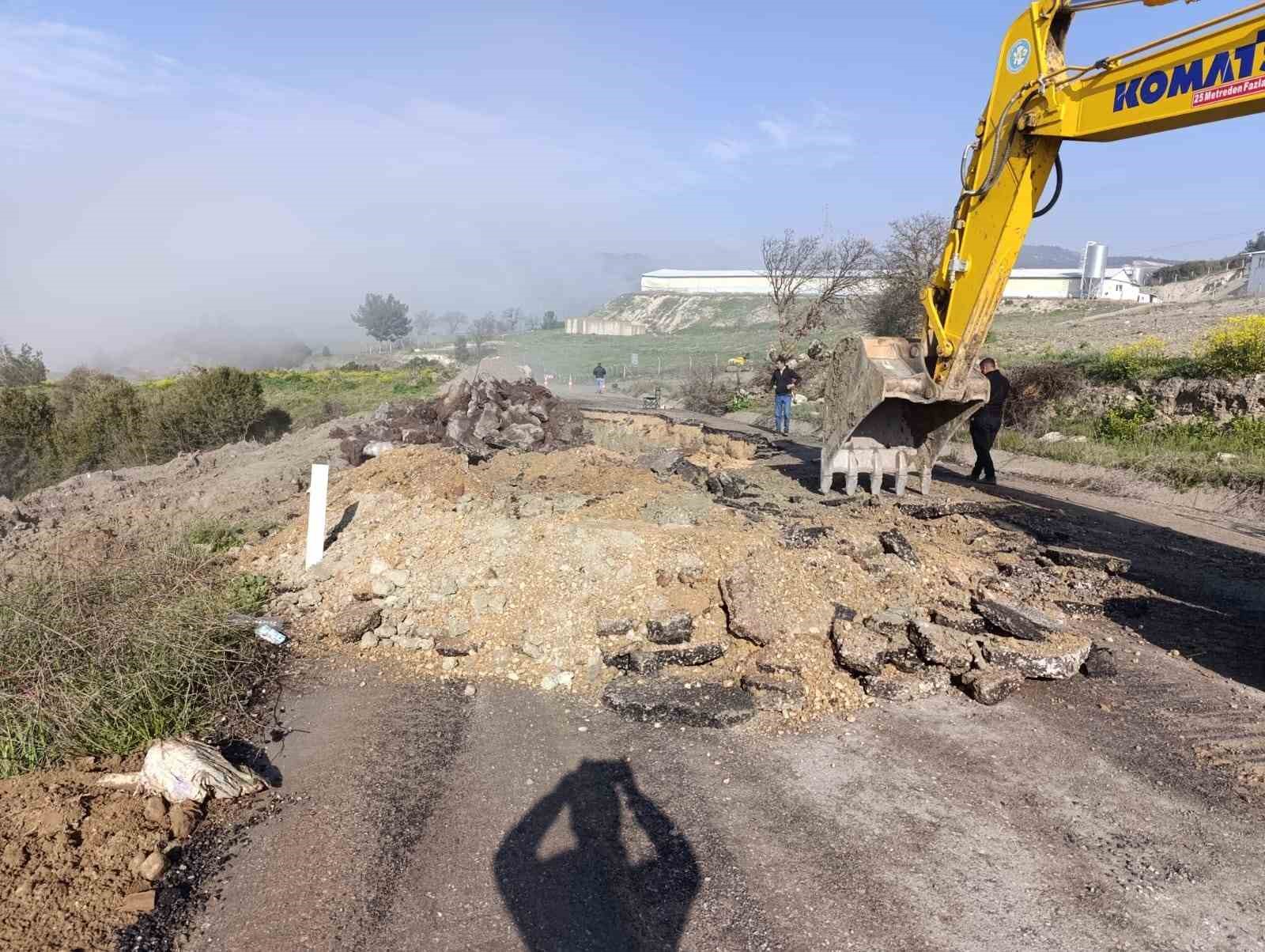 Çöken Selendi-Kula eski yolunda çalışmalar devam ediyor
