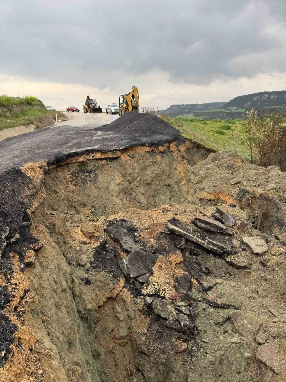 Çöken Selendi-Kula eski yolunda çalışmalar devam ediyor
