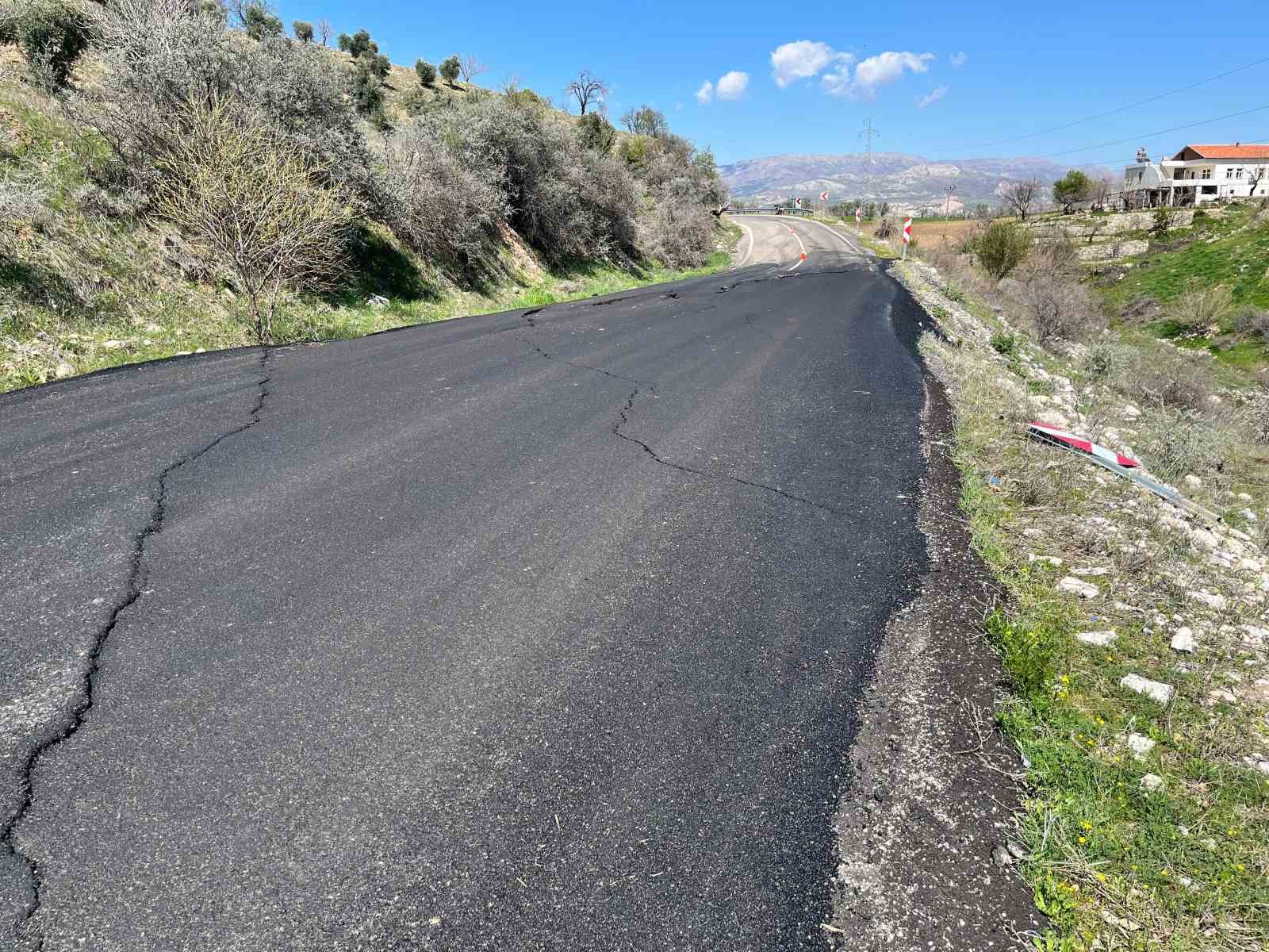 Çökmelerin olduğu yol kazalara davetiye çıkarıyor
