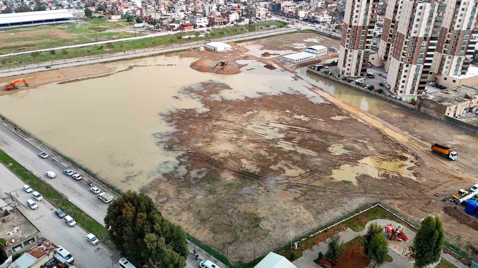 Coniler, Conolara komşu oluyor
