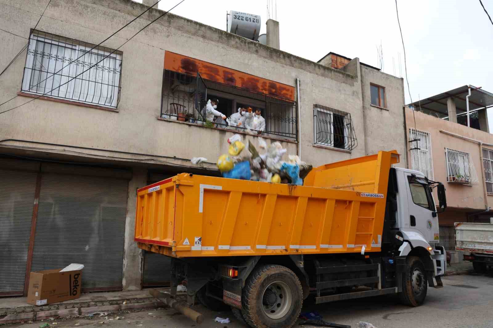 Çöp evden 115 bin lira ve ruhsatsız silah çıktı
