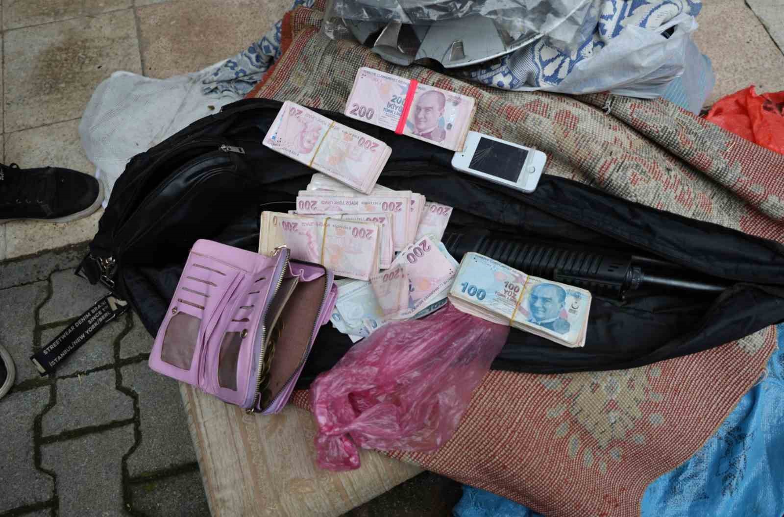Çöp evden 115 bin lira ve ruhsatsız silah çıktı
