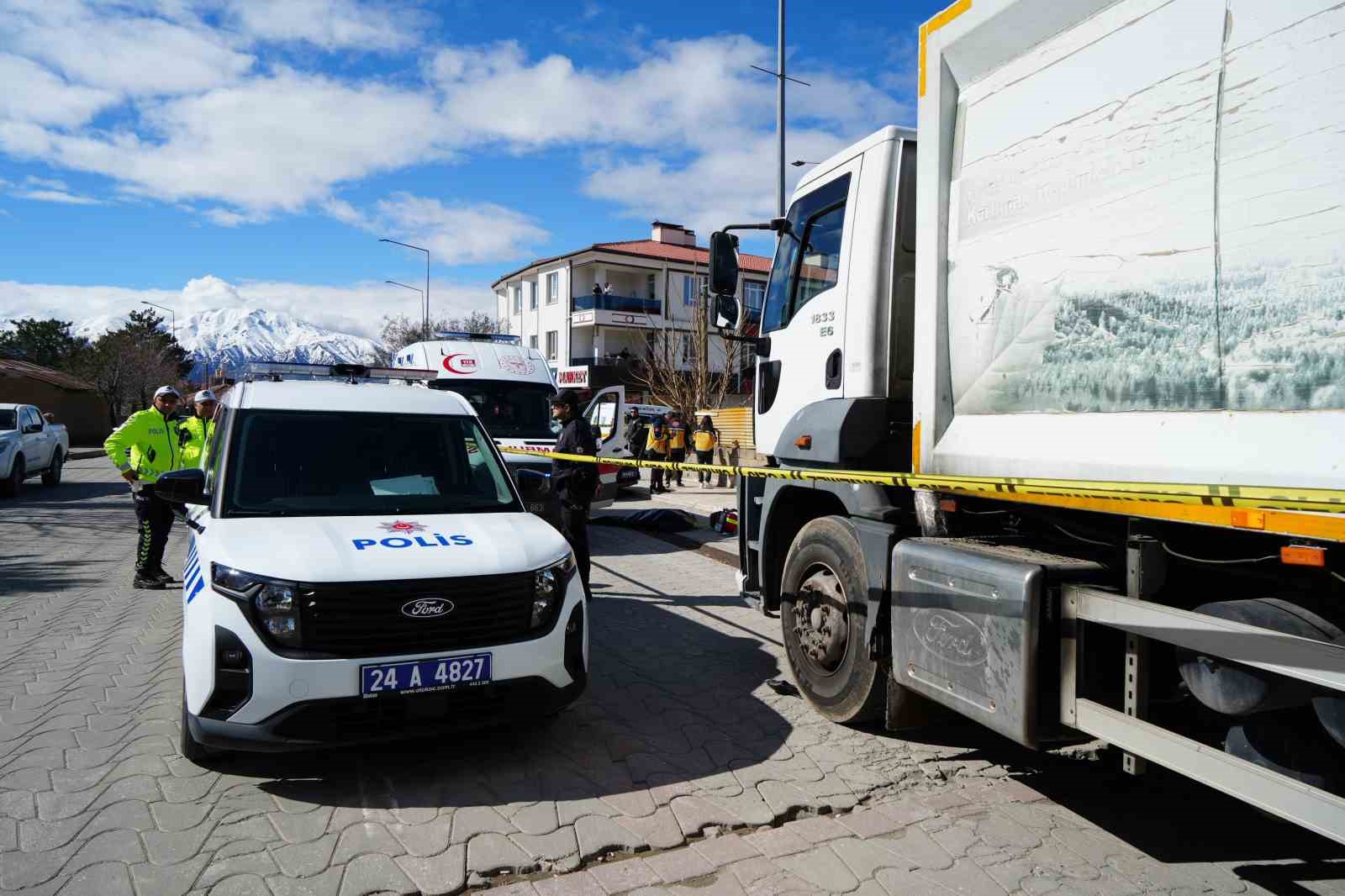 Çöp kamyonunun çarptığı yaşlı kadın hayatını kaybetti
