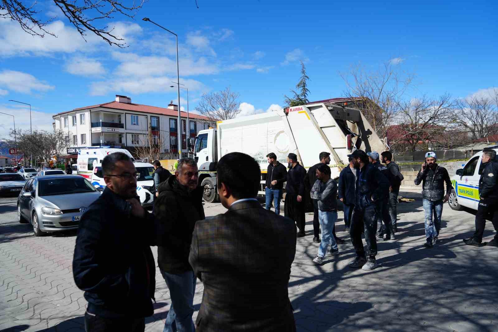 Çöp kamyonunun çarptığı yaşlı kadın hayatını kaybetti
