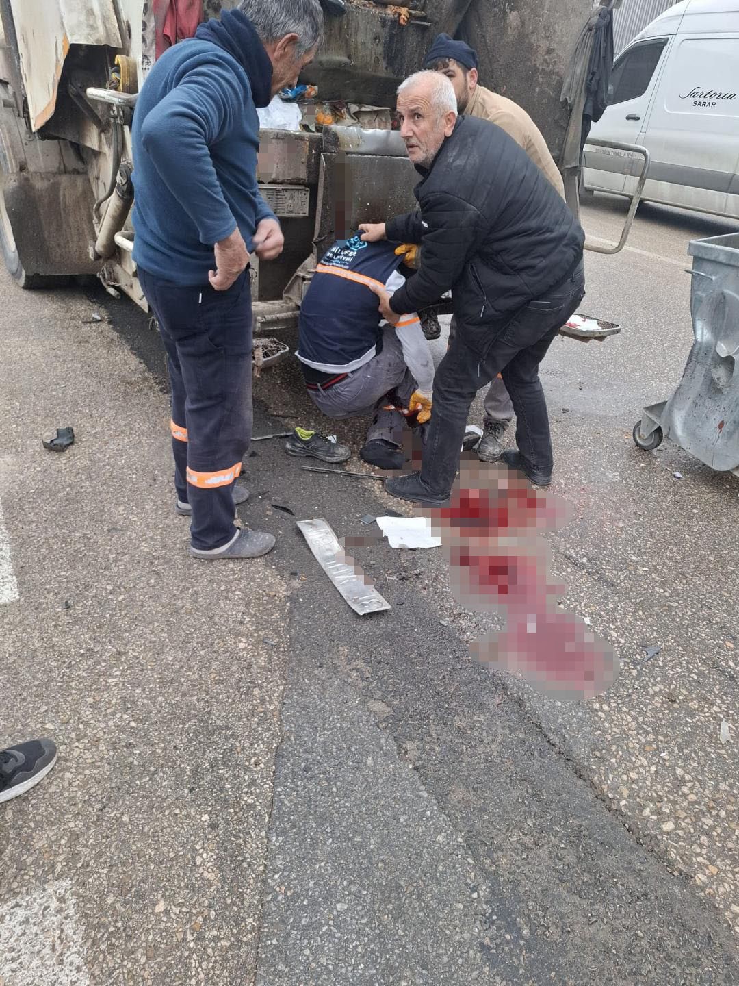 Çöp kamyonuyla arkadan gelen otomobilin arasına sıkışan işçi hayatını kaybetti
