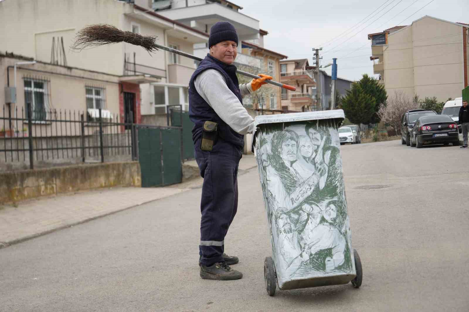 Çöpçüler Kralı’nda Kemal Sunal için mikrofon olan süpürge, onun elinde kaleme dönüştü
Çöpçüler Kralı’nda Kemal Sunal için mikrofon olan süpürge, onun elinde kaleme dönüştü