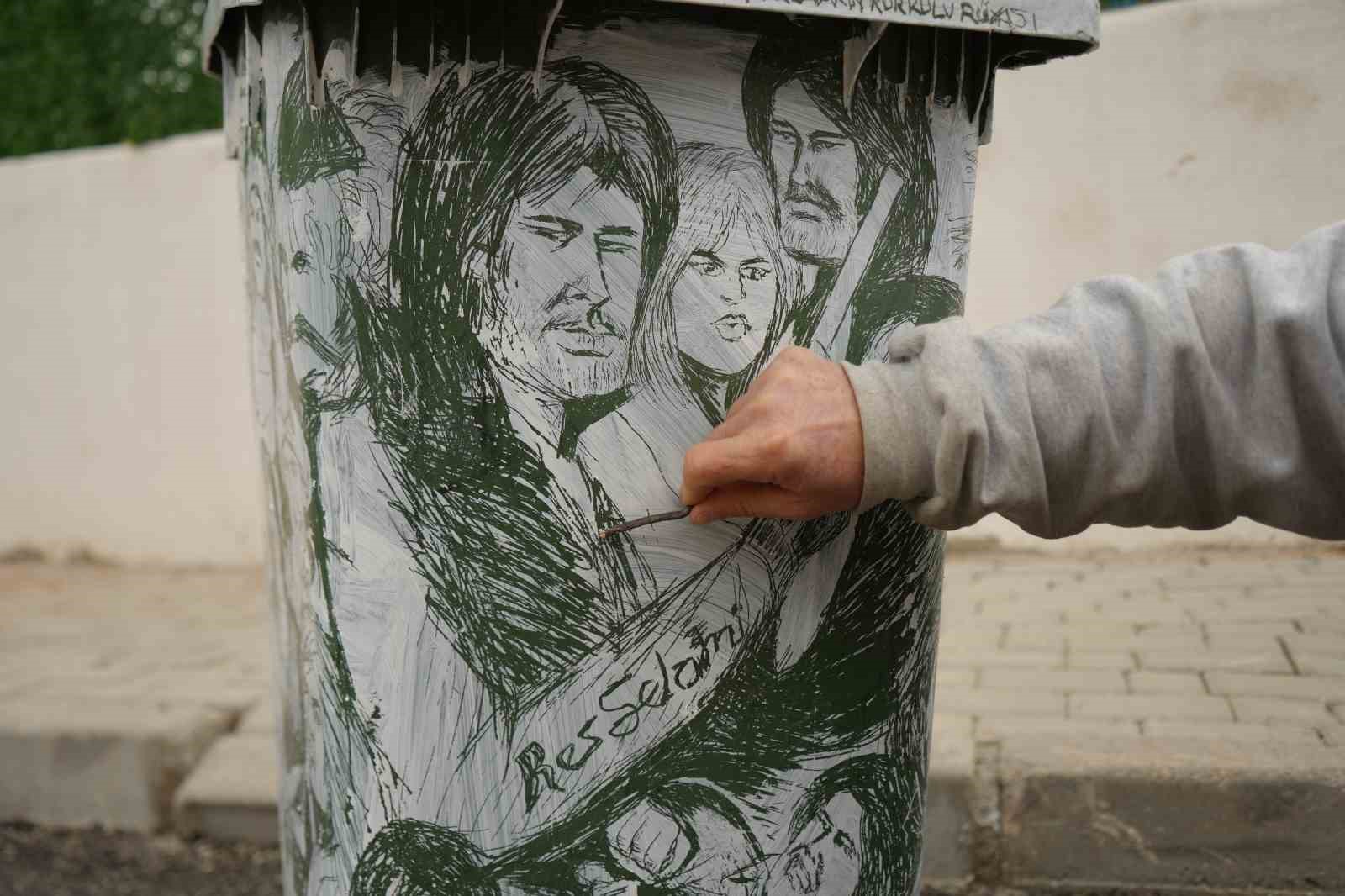 Çöpçüler Kralı’nda Kemal Sunal için mikrofon olan süpürge, onun elinde kaleme dönüştü
Çöpçüler Kralı’nda Kemal Sunal için mikrofon olan süpürge, onun elinde kaleme dönüştü