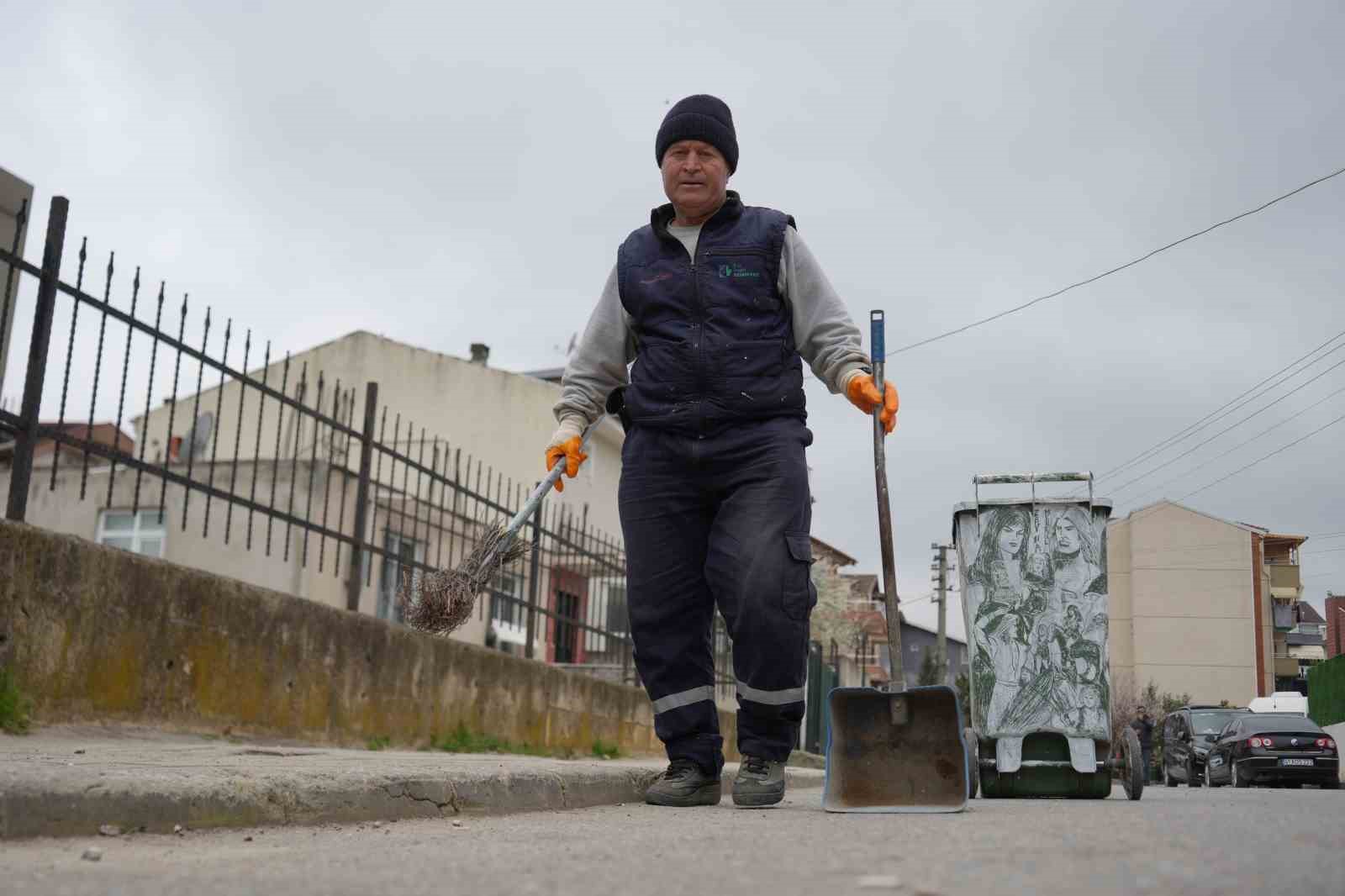 Çöpçüler Kralı’nda Kemal Sunal için mikrofon olan süpürge, onun elinde kaleme dönüştü
Çöpçüler Kralı’nda Kemal Sunal için mikrofon olan süpürge, onun elinde kaleme dönüştü