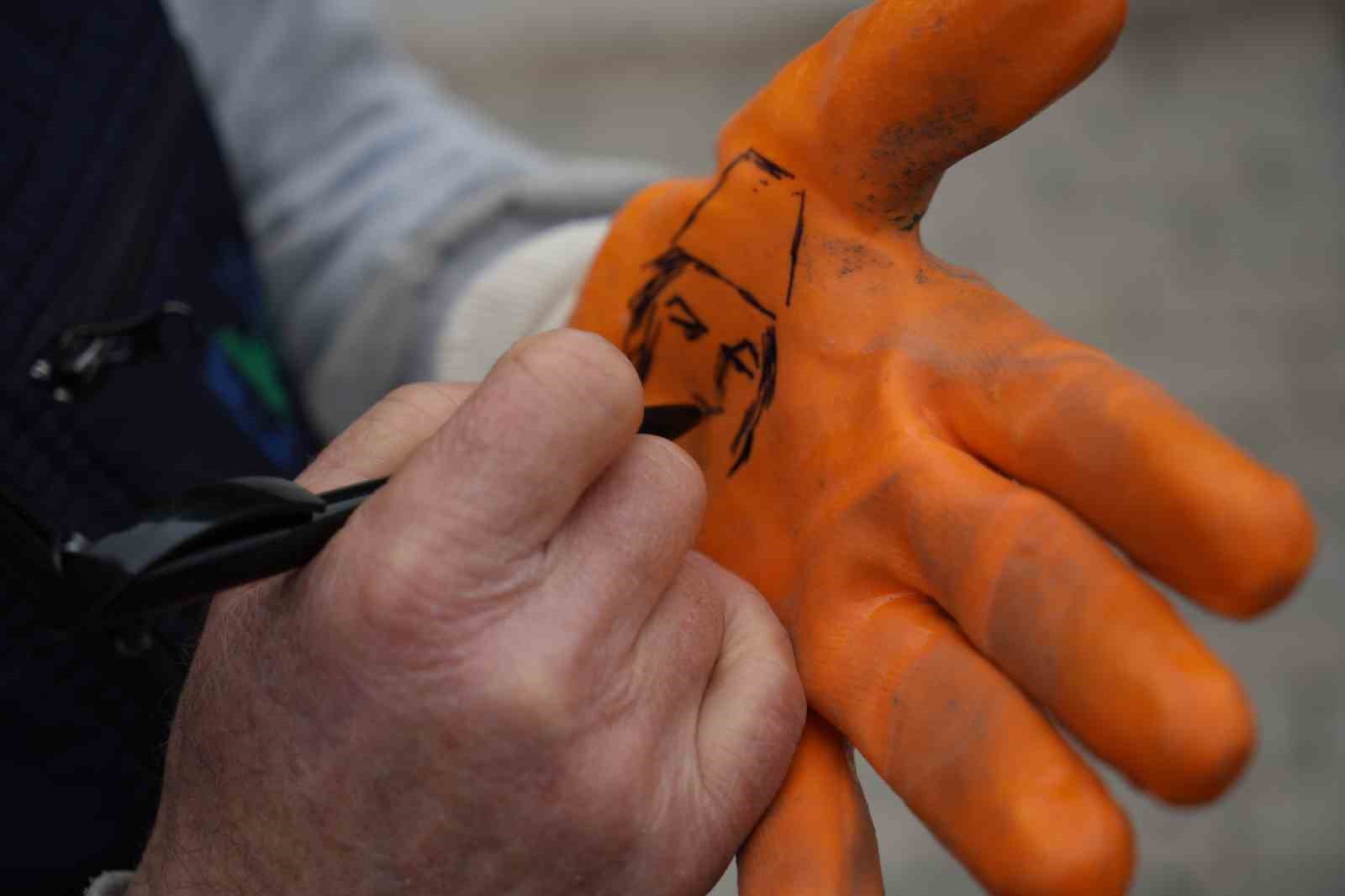 Çöpçüler Kralı’nda Kemal Sunal için mikrofon olan süpürge, onun elinde kaleme dönüştü
Çöpçüler Kralı’nda Kemal Sunal için mikrofon olan süpürge, onun elinde kaleme dönüştü