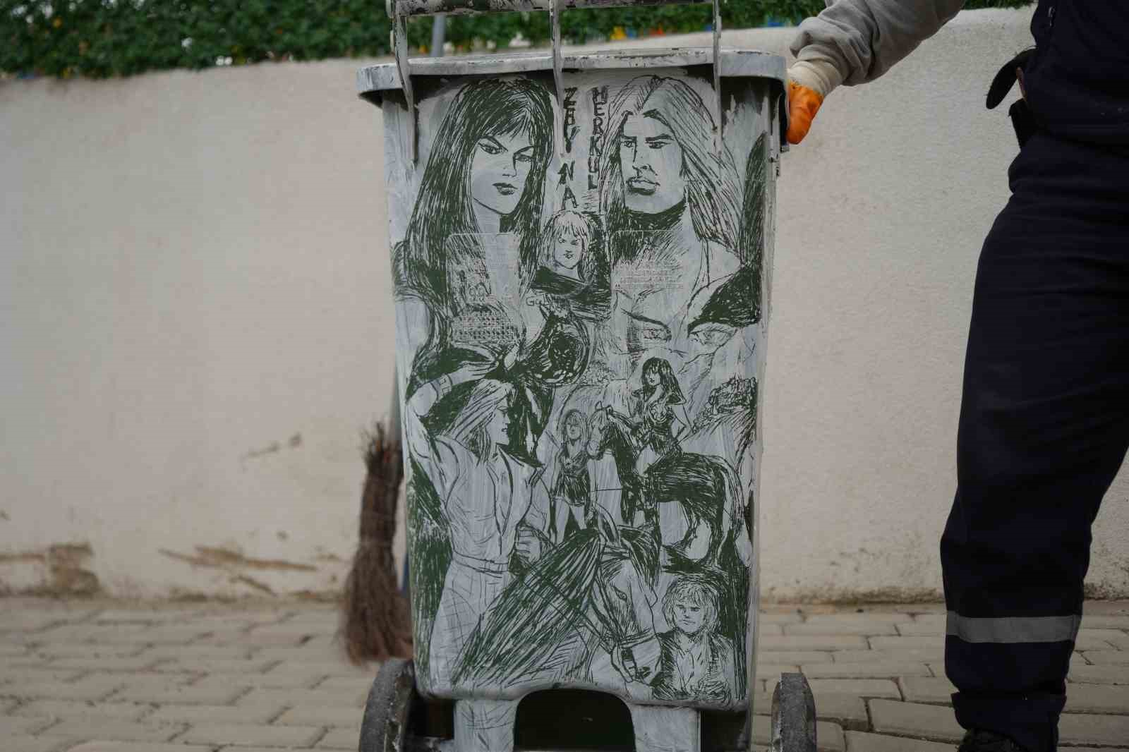 Çöpçüler Kralı’nda Kemal Sunal için mikrofon olan süpürge, onun elinde kaleme dönüştü
Çöpçüler Kralı’nda Kemal Sunal için mikrofon olan süpürge, onun elinde kaleme dönüştü