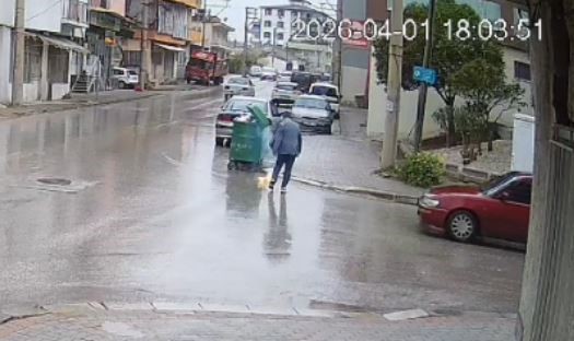 Çöpe atılacak batarya işletmecinin elinde patlayarak alev aldı
