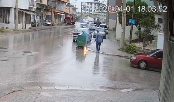Çöpe atılacak batarya işletmecinin elinde patlayarak alev aldı
