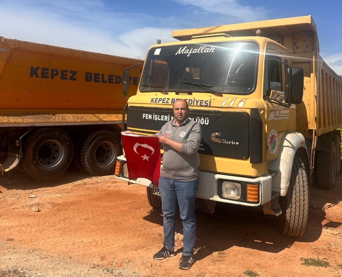 Çöpte bulduğu bayrağı alıp temizleyen ve kamyonuna asan Kepez Belediyesi çalışanına başkandan plaket
