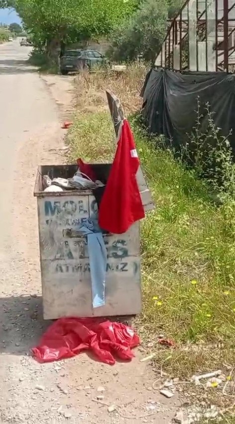 Çöpte bulduğu bayrağı alıp temizleyen ve kamyonuna asan Kepez Belediyesi çalışanına başkandan plaket
