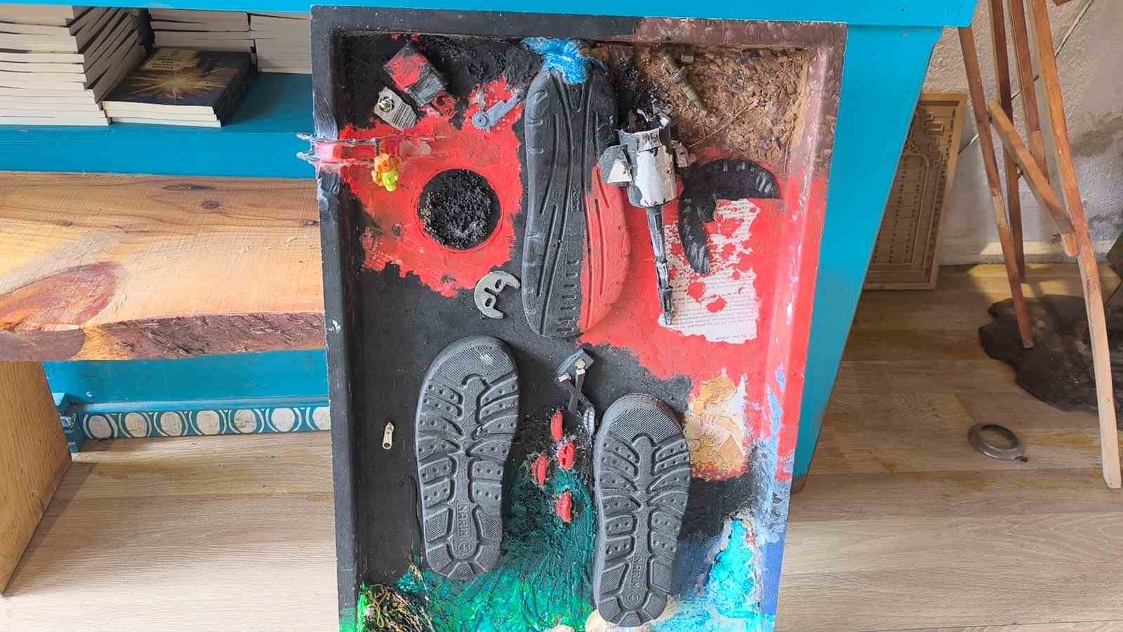 Çöpten sanat üretiyor
Çöpten sanat üretiyor