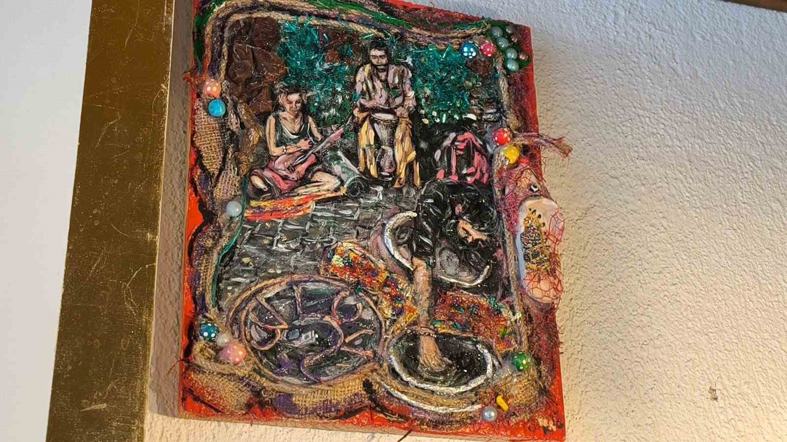 Çöpten sanat üretiyor
Çöpten sanat üretiyor