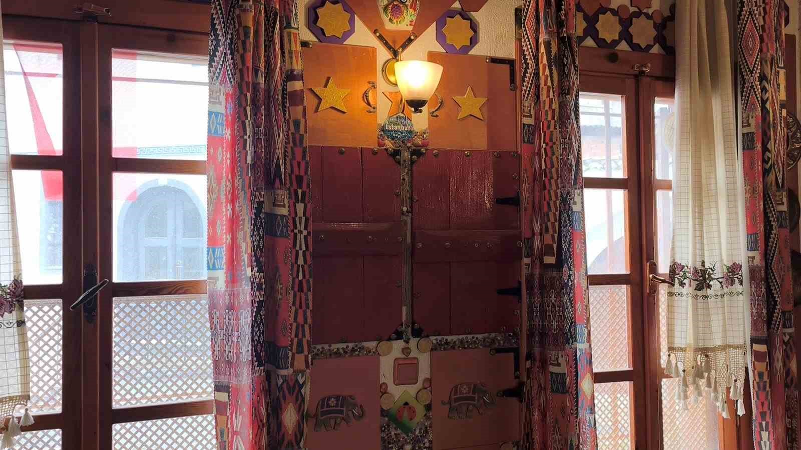 Çöpten sanat üretiyor
Çöpten sanat üretiyor