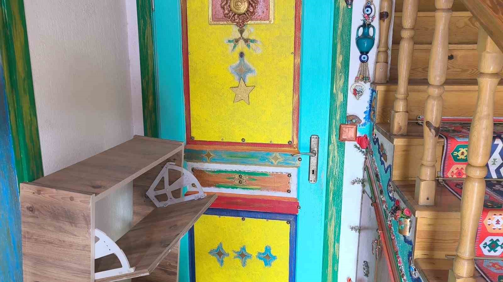 Çöpten sanat üretiyor
Çöpten sanat üretiyor