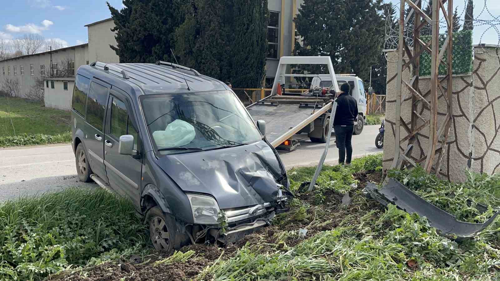 Çorlu’da aracın elektrik direğine çarptığı kaza kamerada
