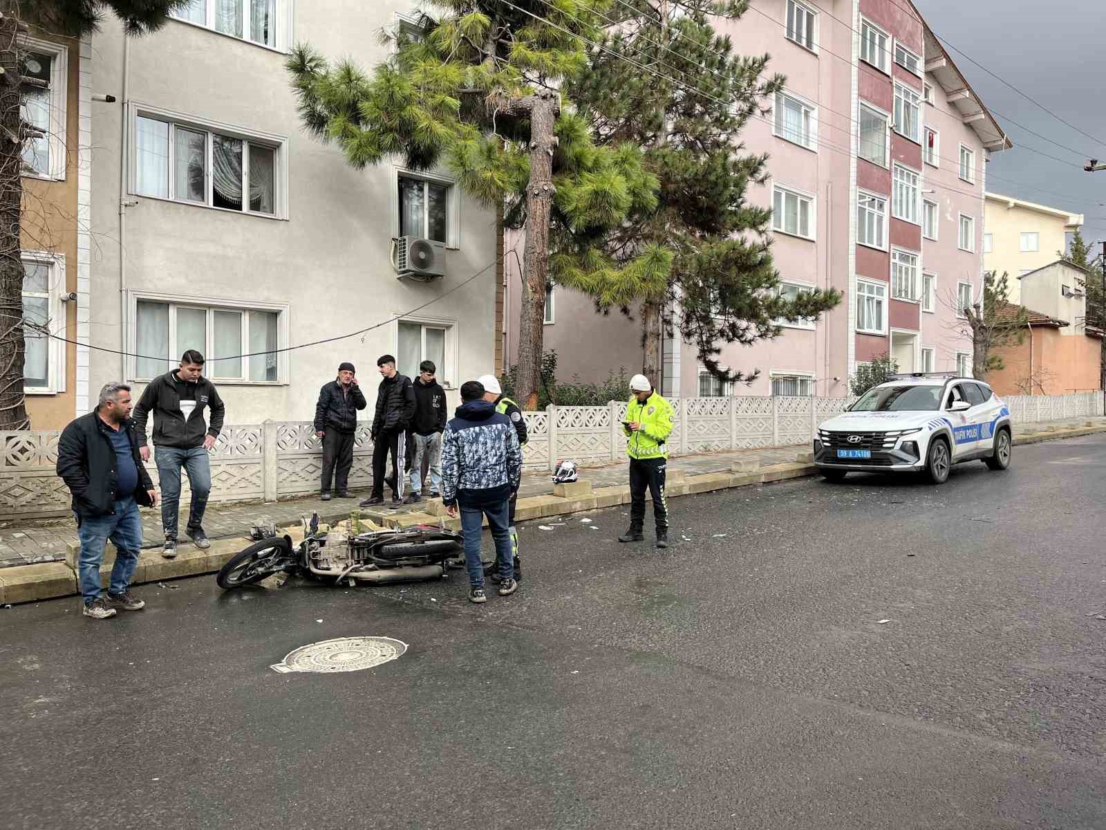 Çorlu’da kamyonetle motosikletin çarpıştığı kaza kamerada

