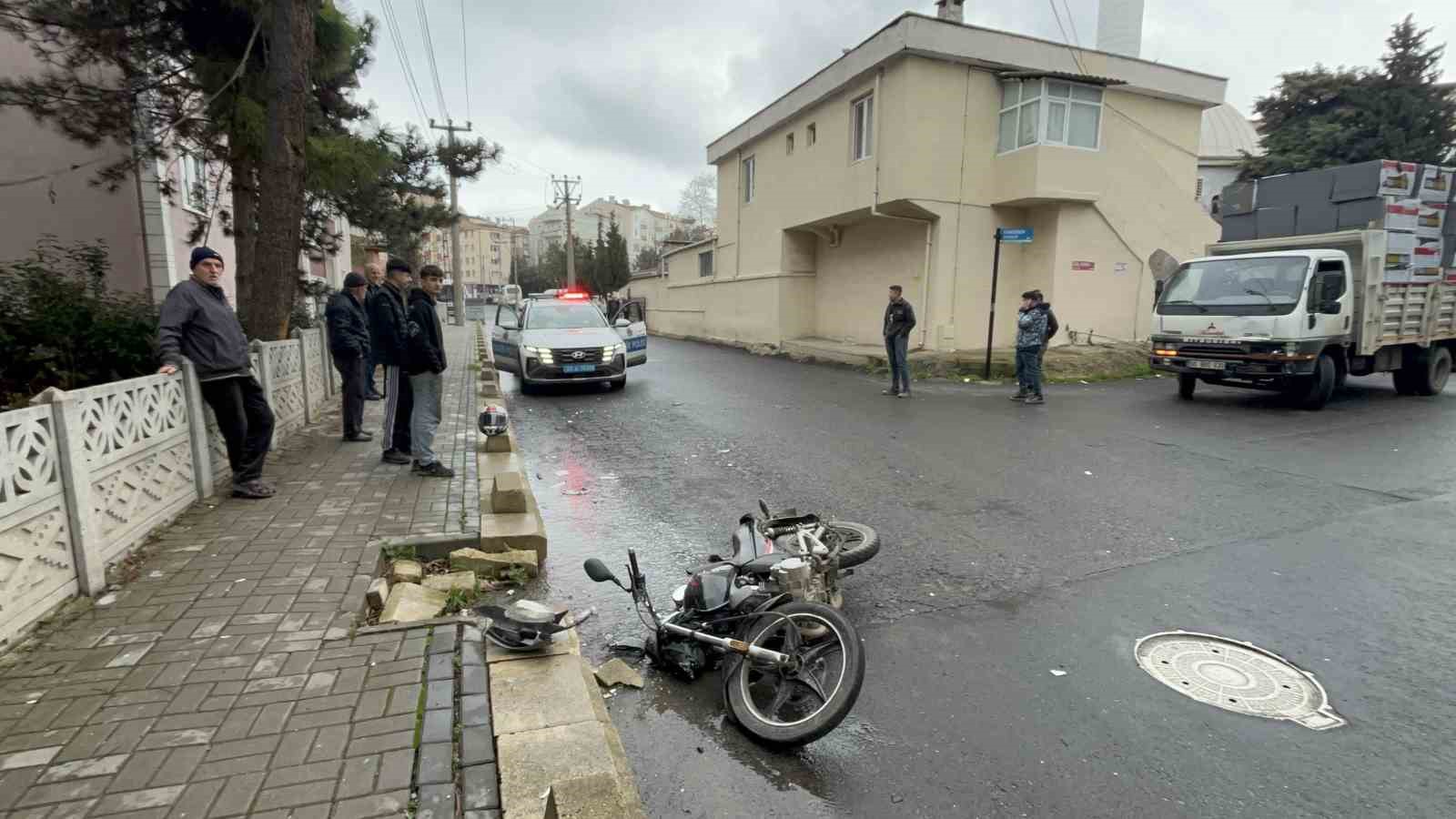 Çorlu’da kamyonetle motosikletin çarpıştığı kaza kamerada
