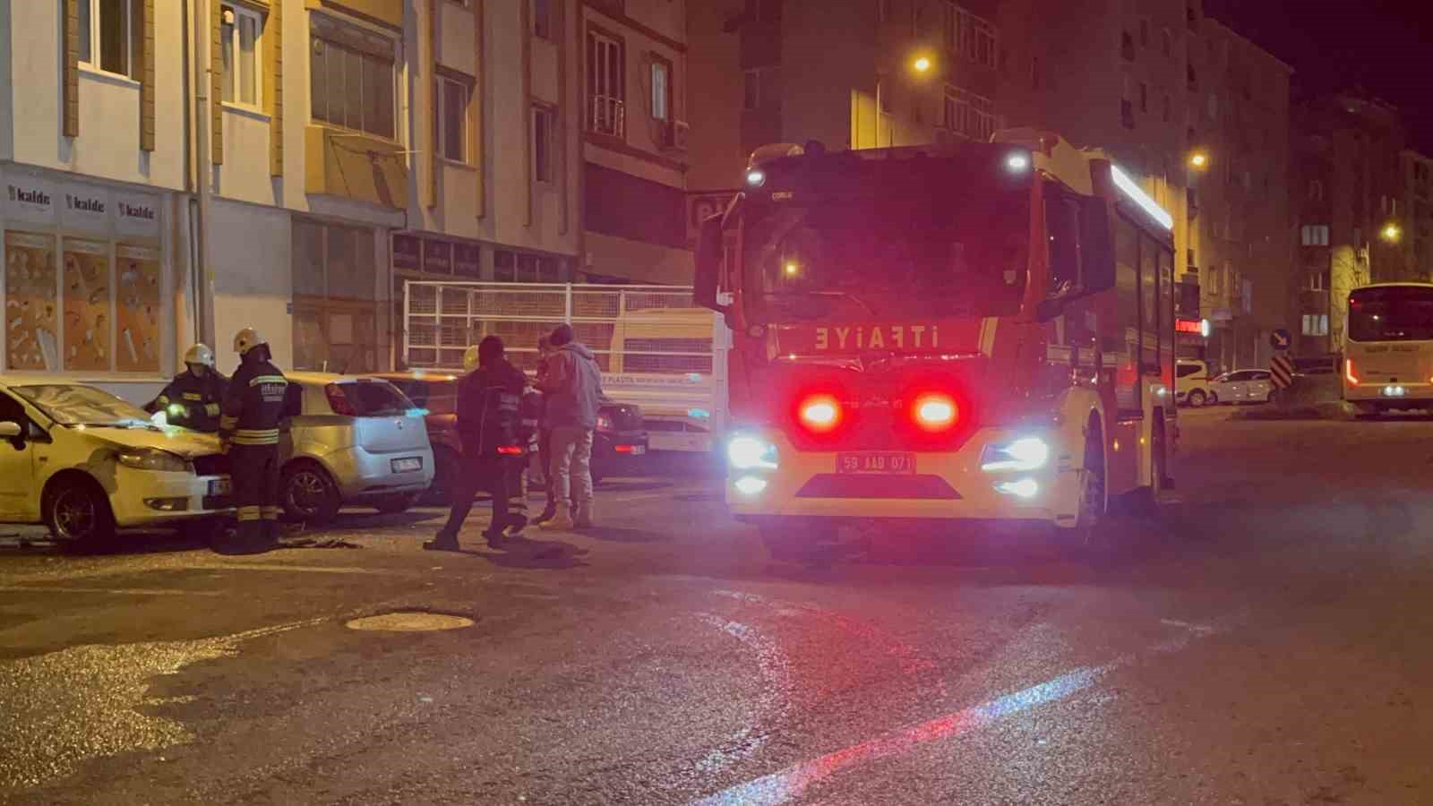 Çorlu’da park halindeki otomobile alev alev yandı
