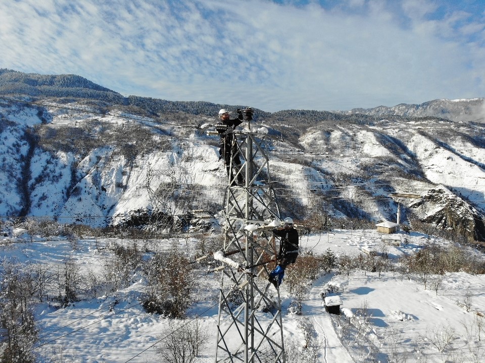 Çoruh EDAŞ, yoğun kar yağışında kesintisiz enerji için sahada
