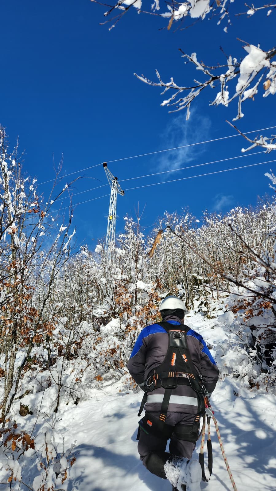 Çoruh EDAŞ, yoğun kar yağışında kesintisiz enerji için sahada

