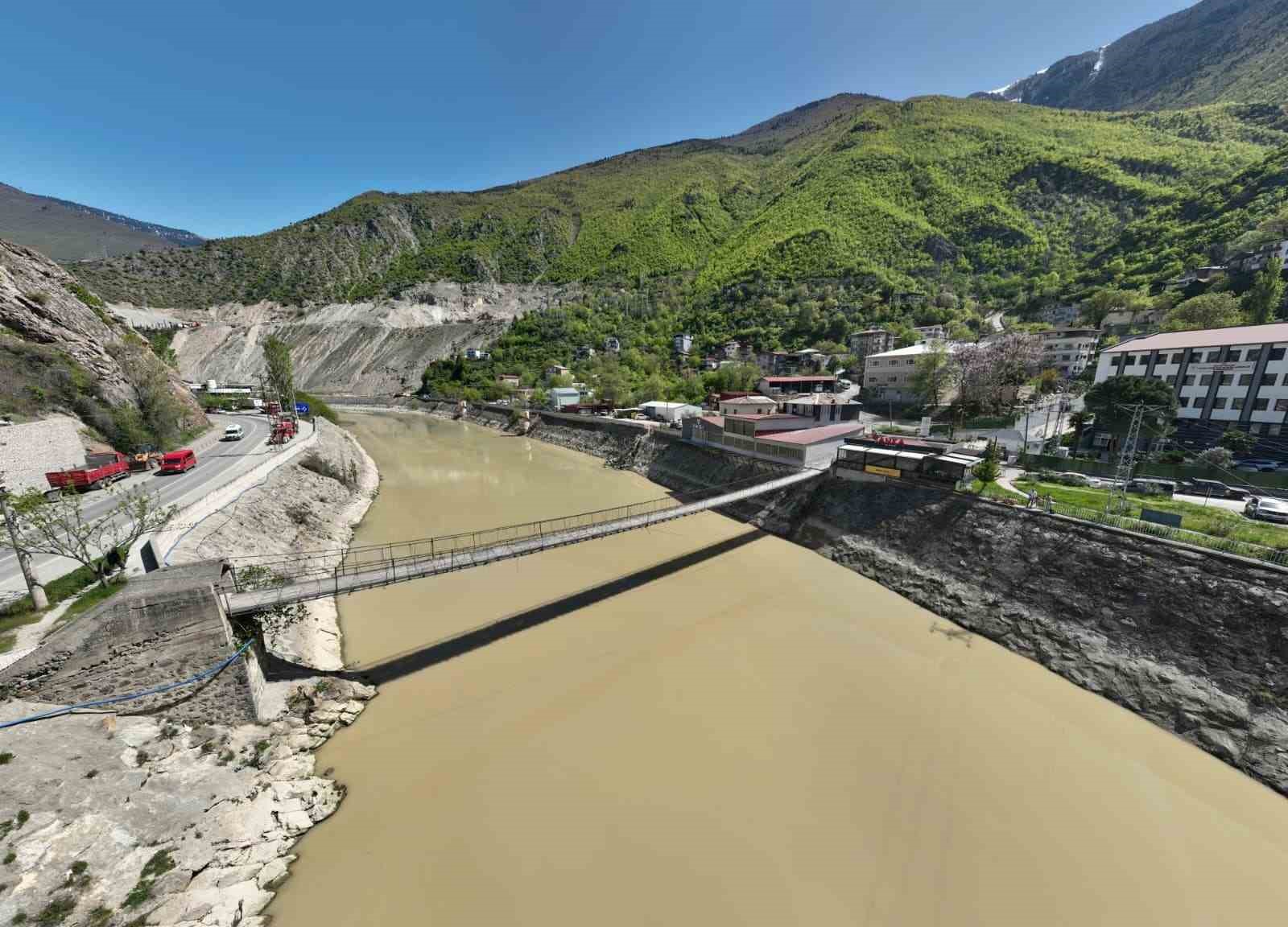 Çoruh Nehri üzerindeki asma köprüler tarihe meydan okuyor
