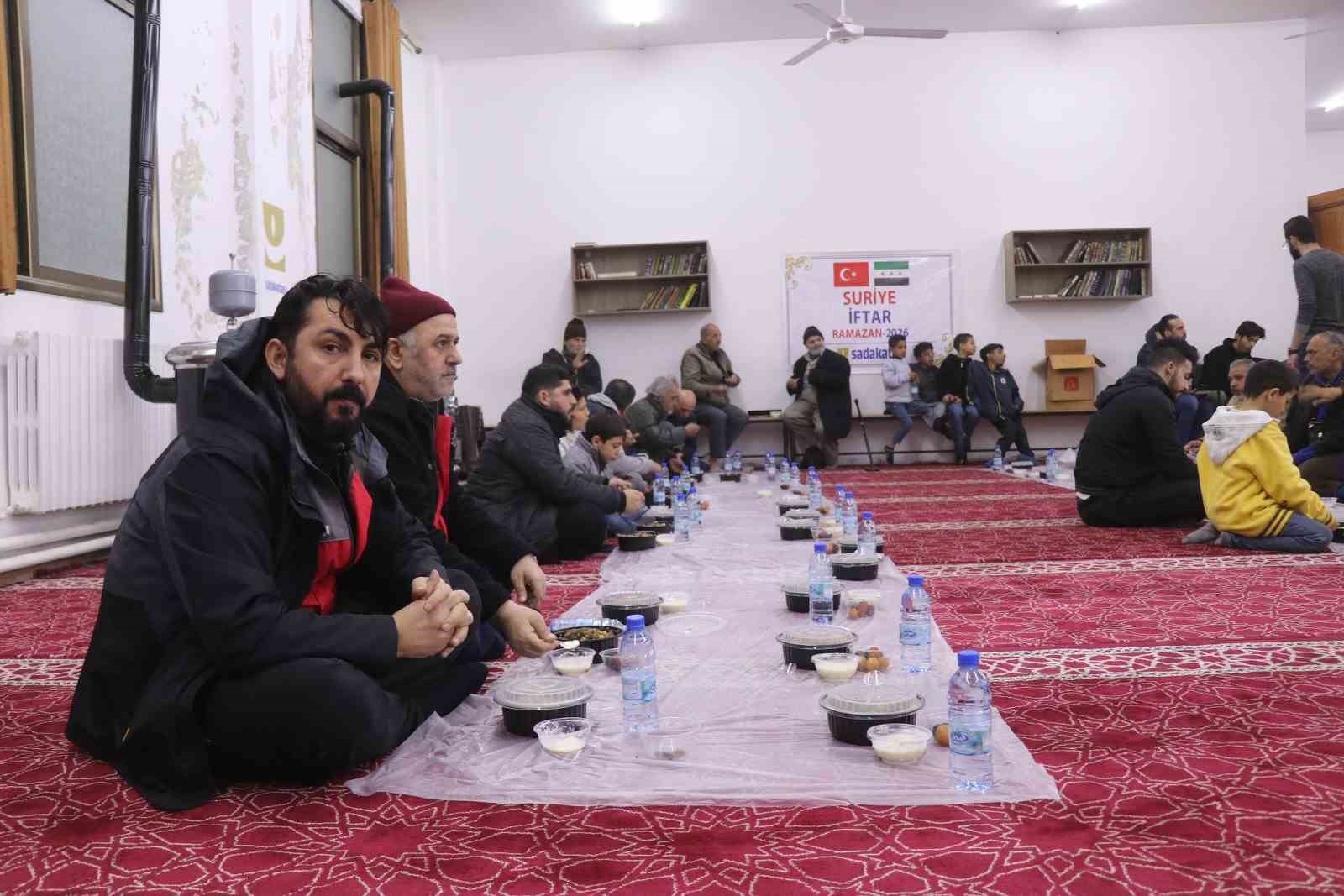 Çorum Belediyesi Suriye’de gönül sofrası kurdu
Çorum Belediyesi Suriye’de gönül sofrası kurdu