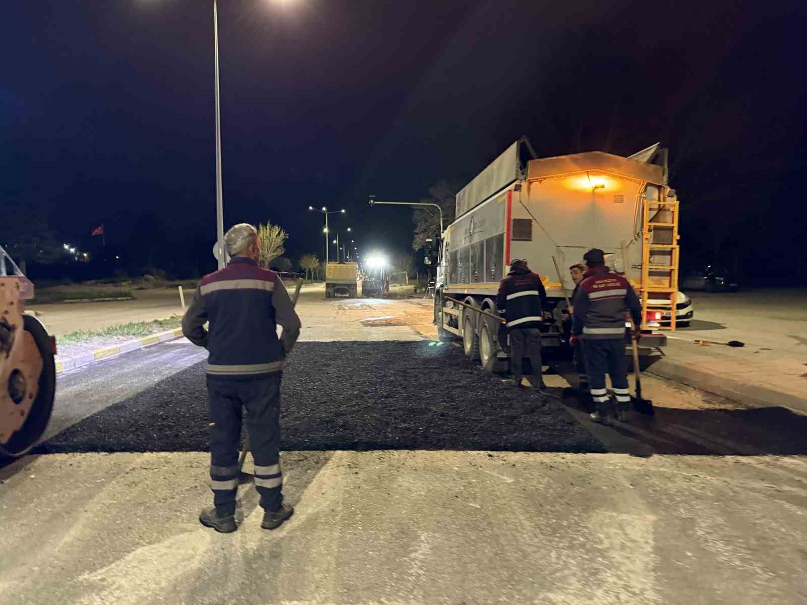 Çorum Belediyesi’nde gece mesaisi: Gece onarılan yol sabah trafiğe açıldı
