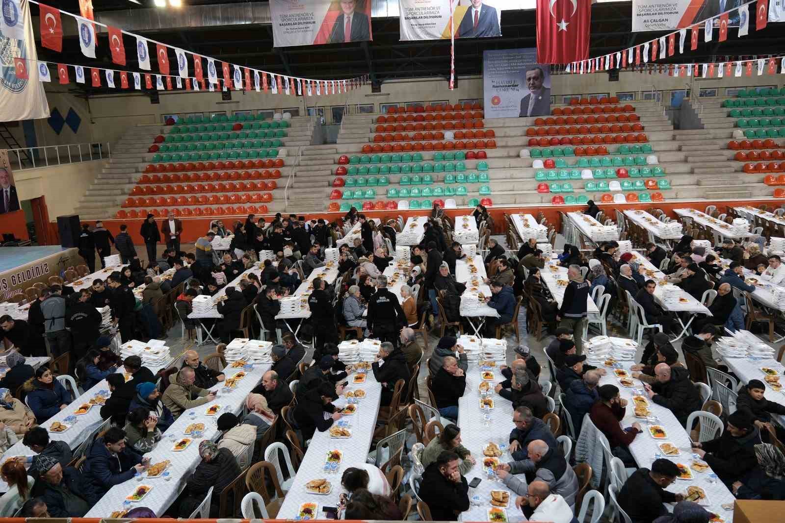 Çorum Belediyesi’nin iftar sofrasında ilk oruç açıldı
