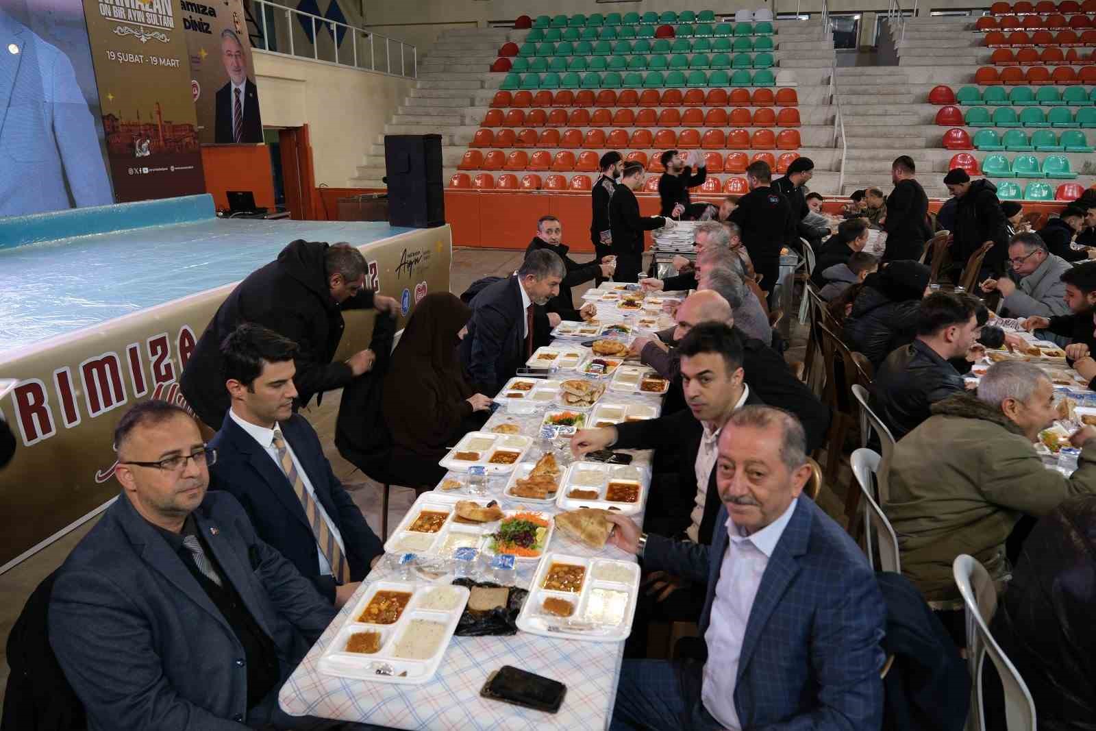 Çorum Belediyesi’nin iftar sofrasında ilk oruç açıldı
