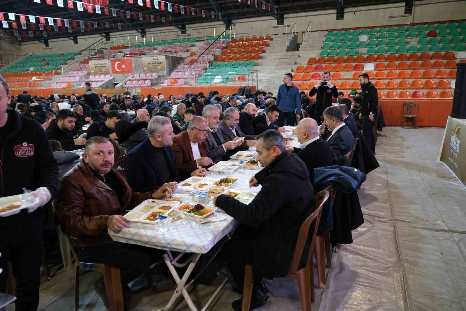 Çorum Belediyesi’nin iftar sofrasında ilk oruç açıldı
