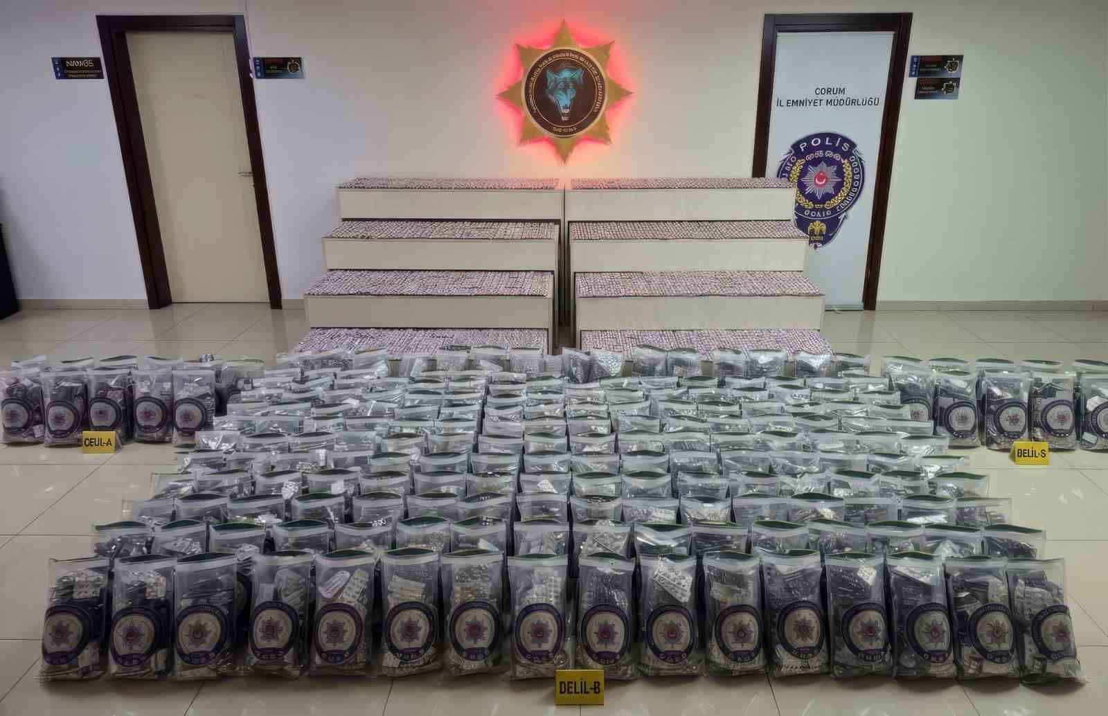 Çorum polisinden uyuşturucu sevkiyatına darbe: Binlerce hap ele geçirildi
Çorum polisinden uyuşturucu sevkiyatına darbe: Binlerce hap ele geçirildi