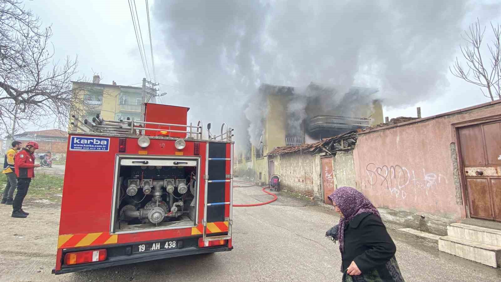 Çorum’da 2 katlı ev alev alev yandı
