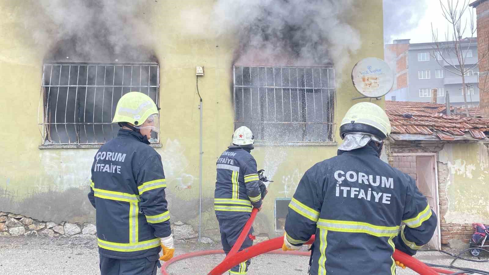 Çorum’da 2 katlı ev alev alev yandı
