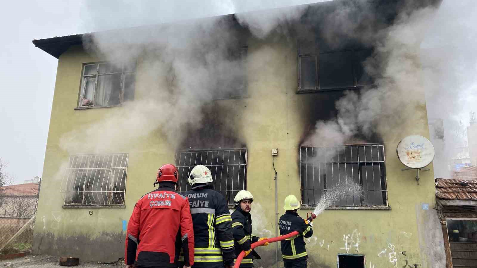 Çorum’da 2 katlı ev alev alev yandı
