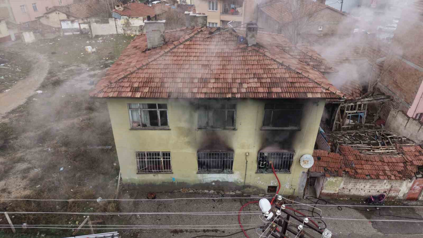 Çorum’da 2 katlı ev alev alev yandı
