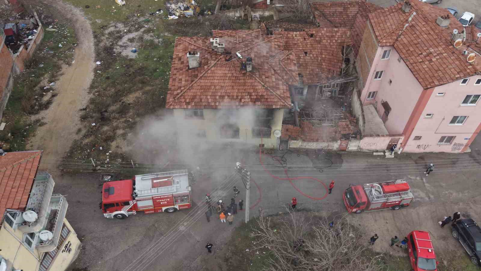 Çorum’da 2 katlı ev alev alev yandı
