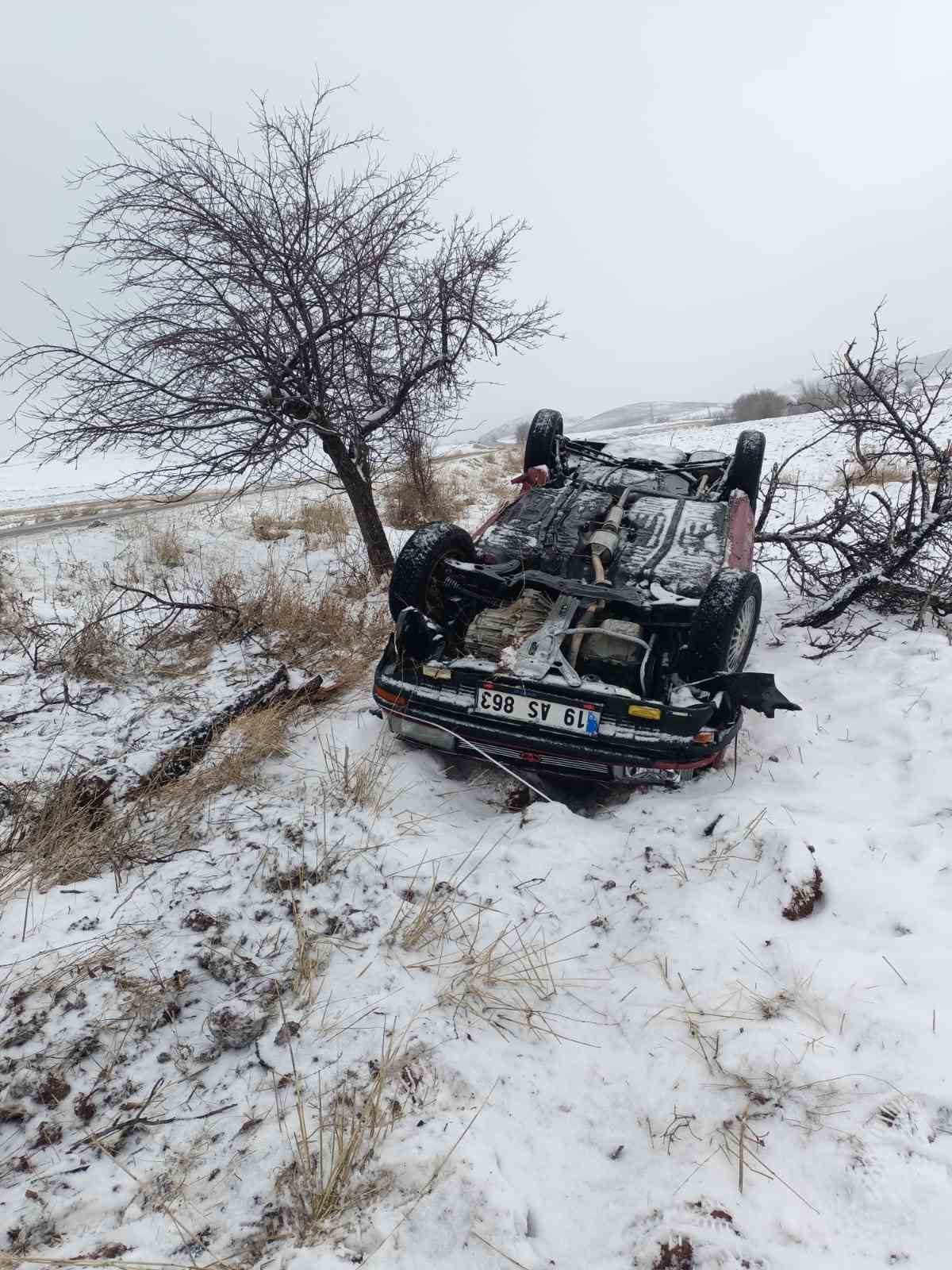Çorum’da ağaca çarpan otomobil takla attı: 4 yaralı
